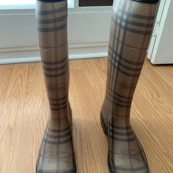 Burberry Rainboots - Picture 2 of 4